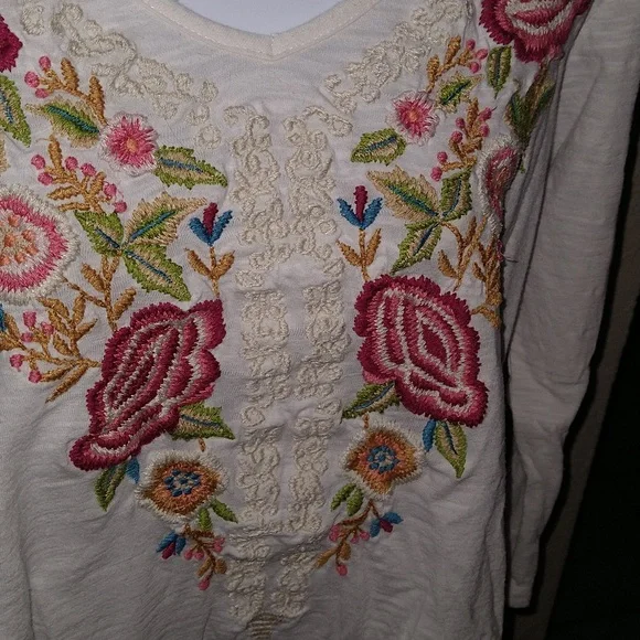 Karen SEO embroidered blouse - Picture 2 of 5